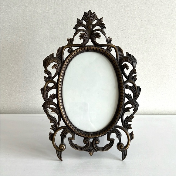 Vintage Ornate Brass Metal 5x7 Picture Frame Made in Taiwan - Picture 1 of 15